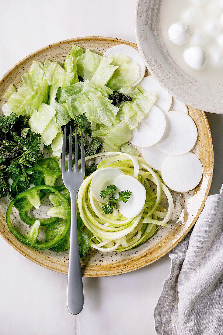 Grüner Salat mit Zucchini-Spaghetti und Gemüse