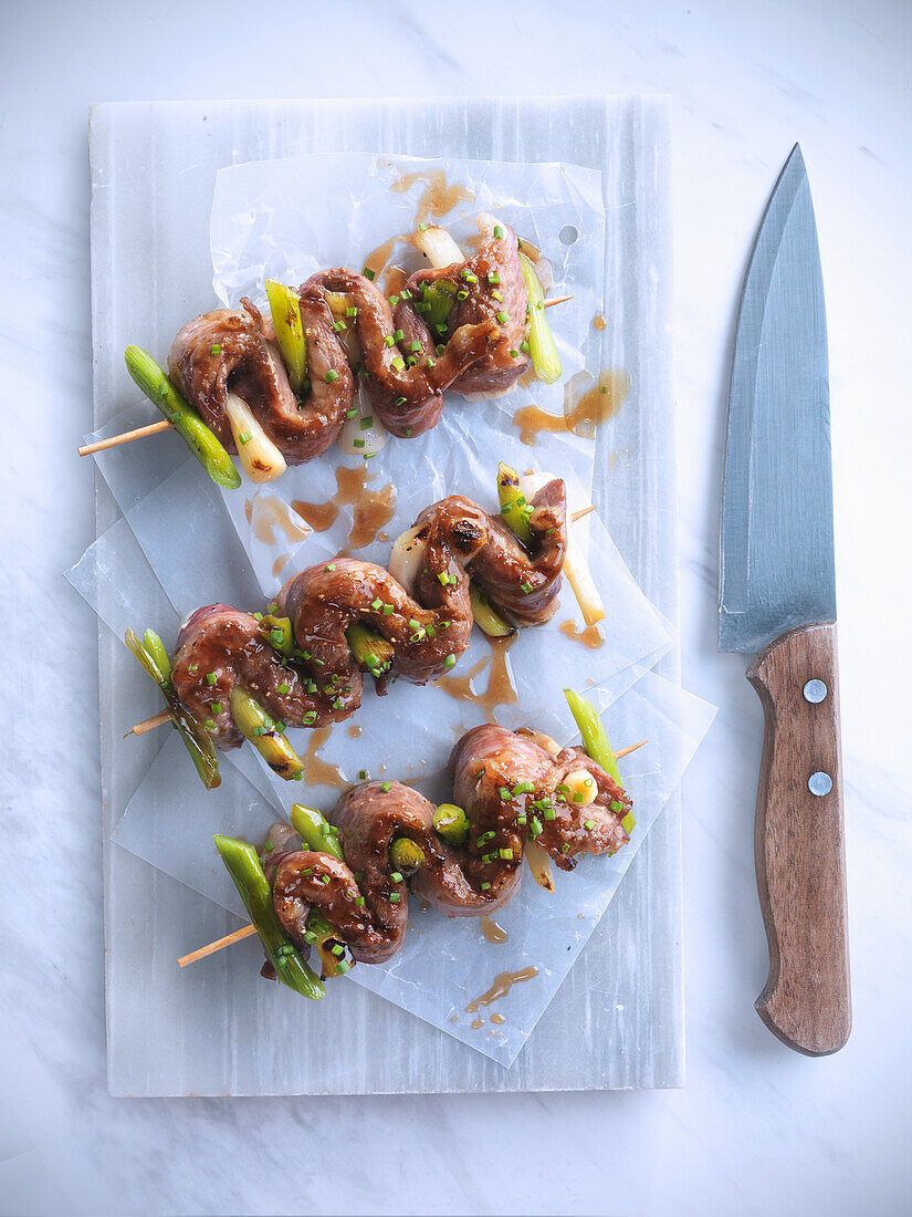 Meat skewers with spring onions