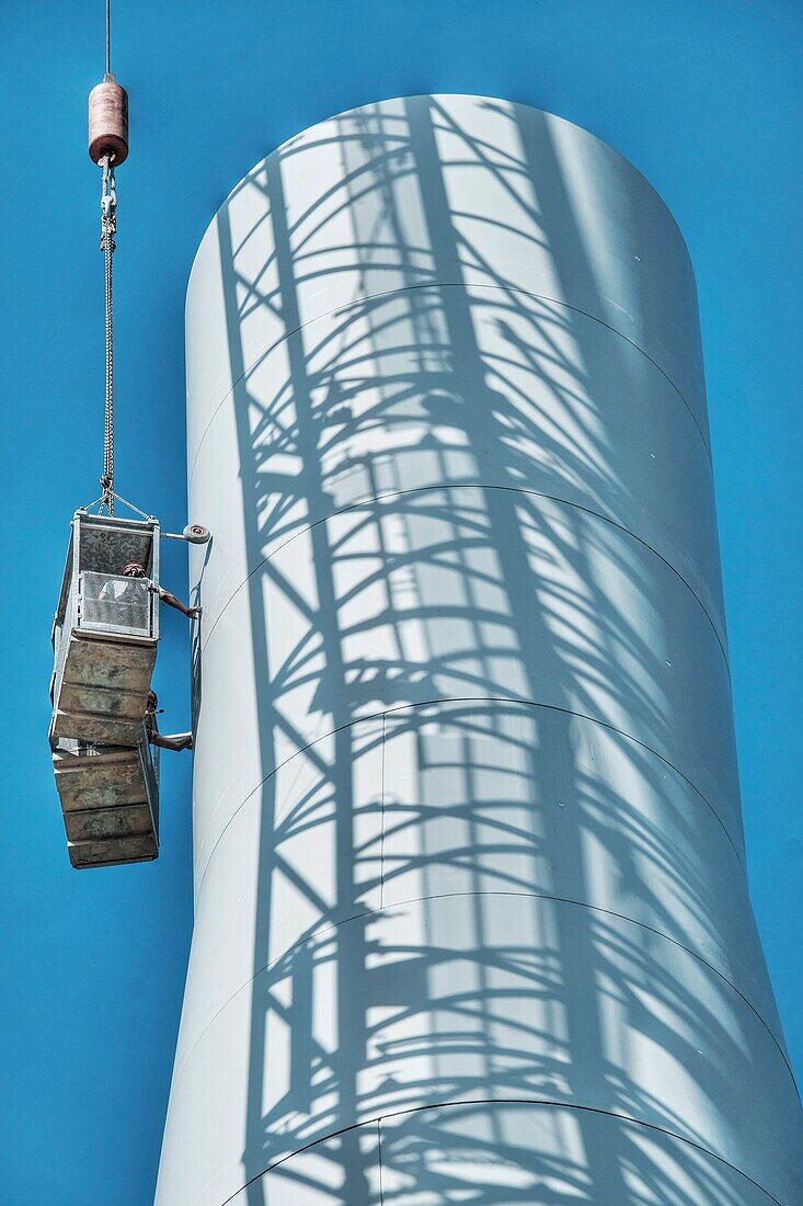 Assembling a wind turbine