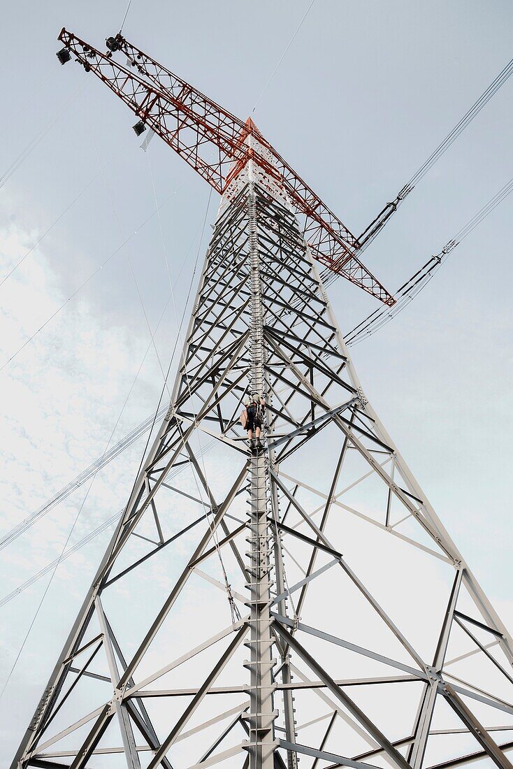 Assembling a 380 kilovolt electricity pylon