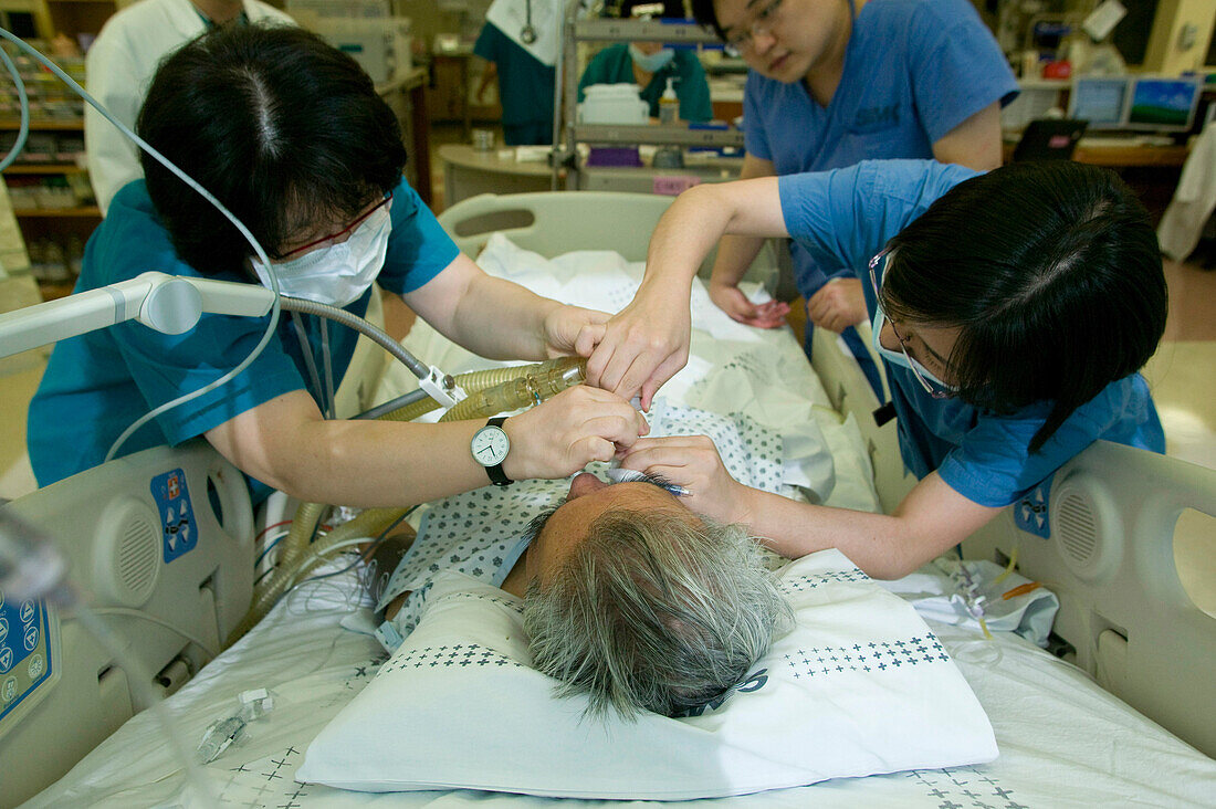 Anaesthetists administering general anaesthetic gas