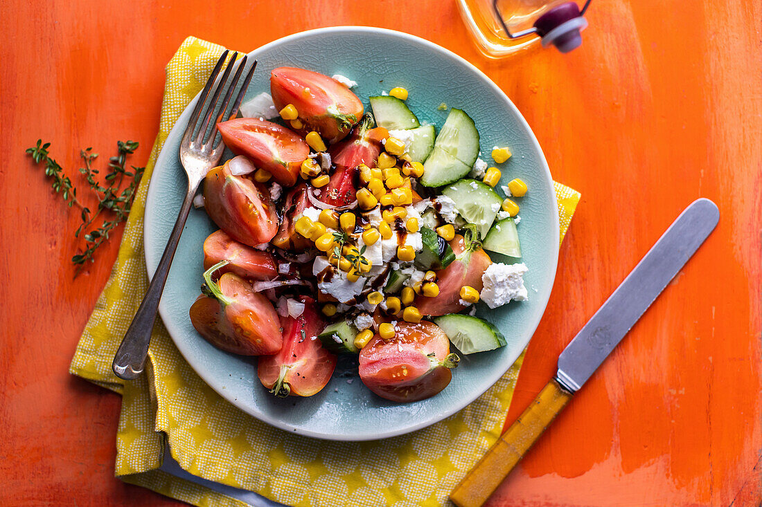 Gurken-Tomaten-Salat mit Mais, Oliven und Feta