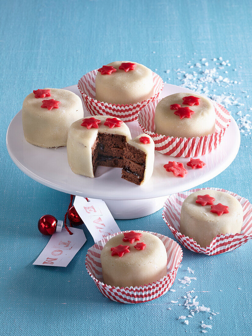 Small gingerbread cakes with marchpane