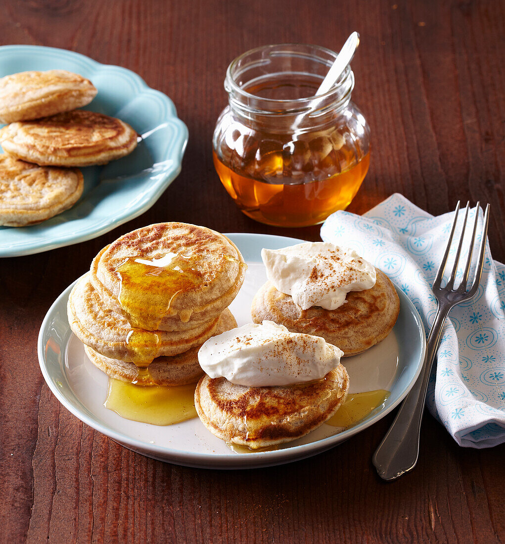 Small ginger pancakes with cinnamon cream