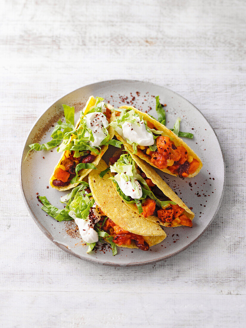 Vegetarian chilli in taco shells with sour cream