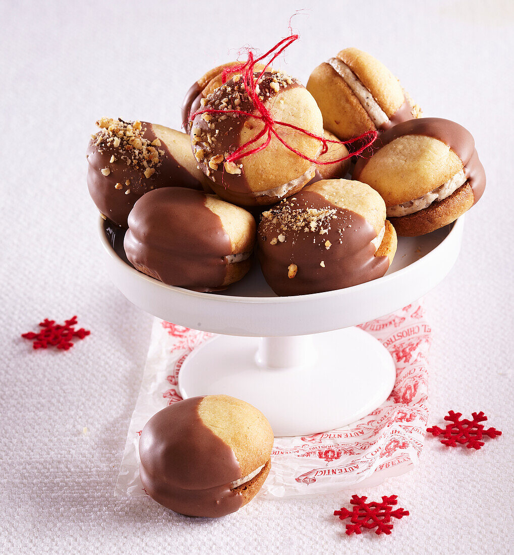 Weihnachtsplätzchen mit Kastaniencremefüllung und Schokoladenglasur