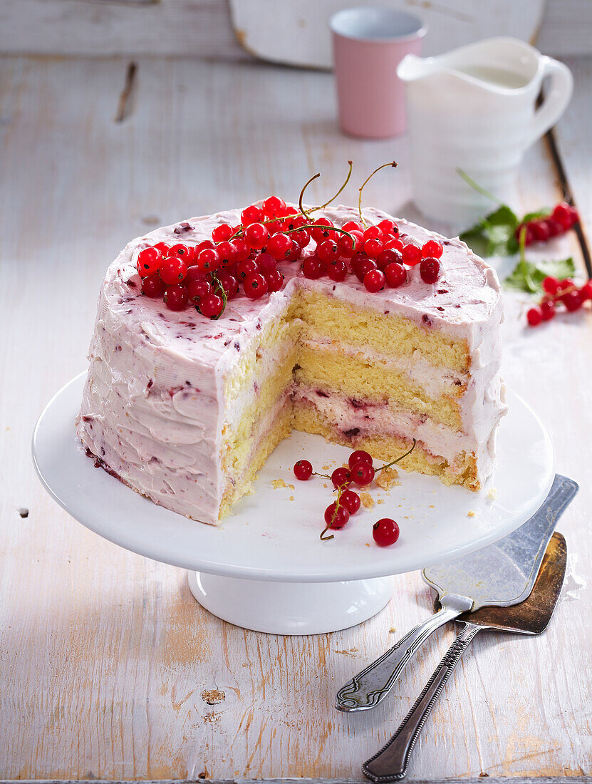 Mascarpone cake with red currant