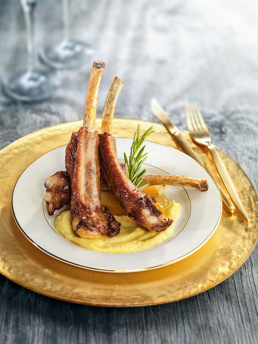 Grilled pork ribs with mashed potatoes