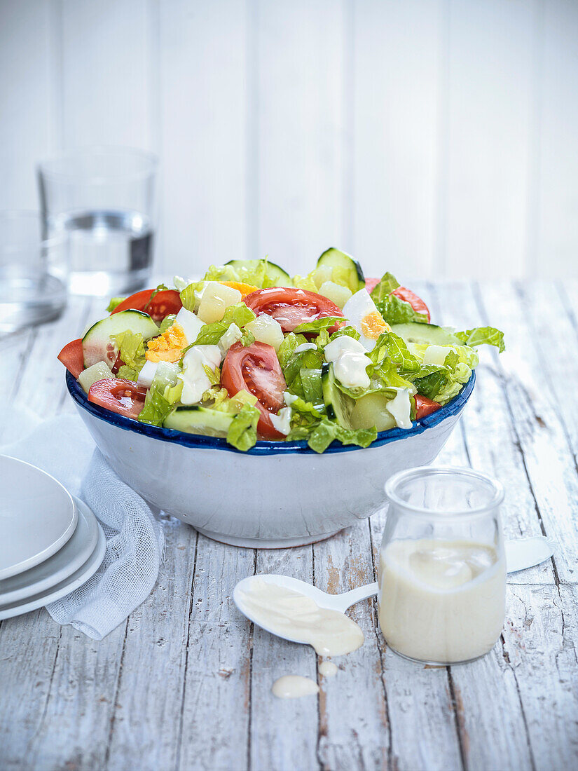 Gemischter Salat mit Tomaten, Ei und Gurken