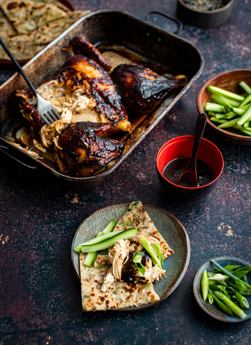 Gebratenes Peking-Huhn mit Frühlingszwiebel-Pfannkuchen