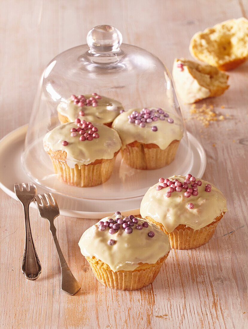 Muffins with marchpane and white chocolate