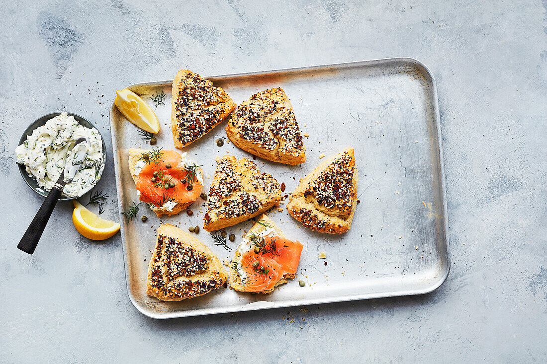 Körnige Scones mit Räucherlachs