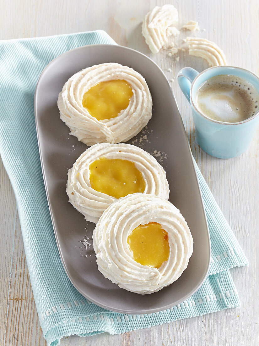 Meringues tartlets with lemon cream