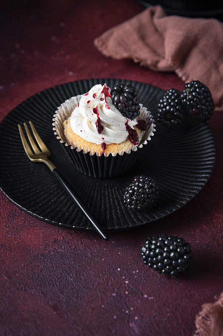 Cupcake with blackberries and white chocolate