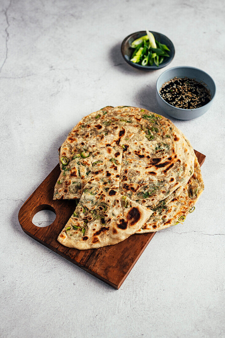 Frühlingszwiebel-Pfannkuchen mit Sojasauce (China)