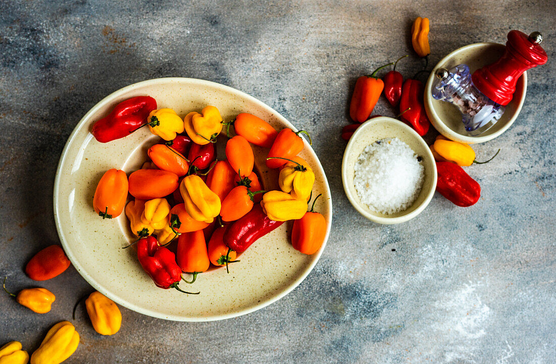 Frische rote und gelbe Chilischoten