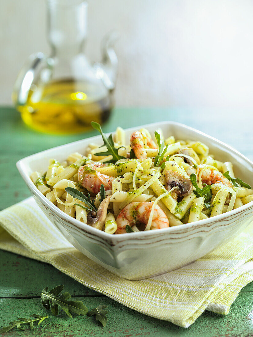 Macaroni with prawns and rocket salad