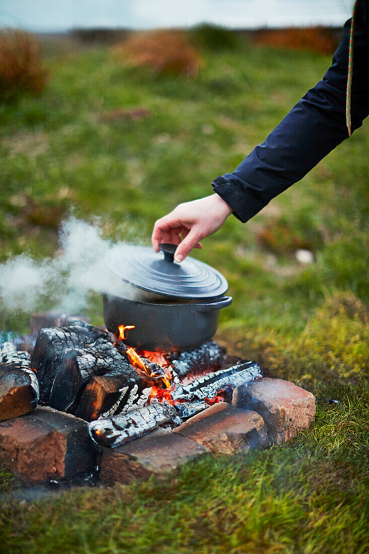 Topf auf dem Lagerfeuer