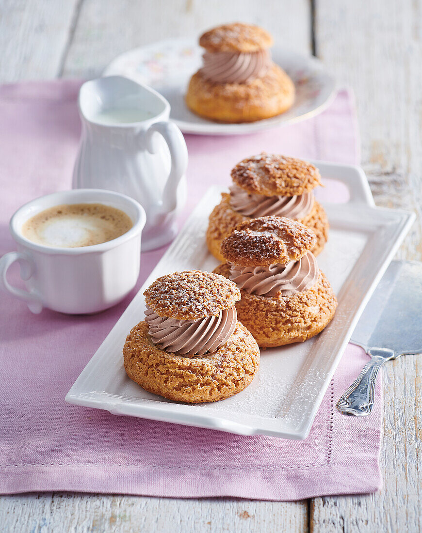 Choux Craquelin mit Cremefüllung