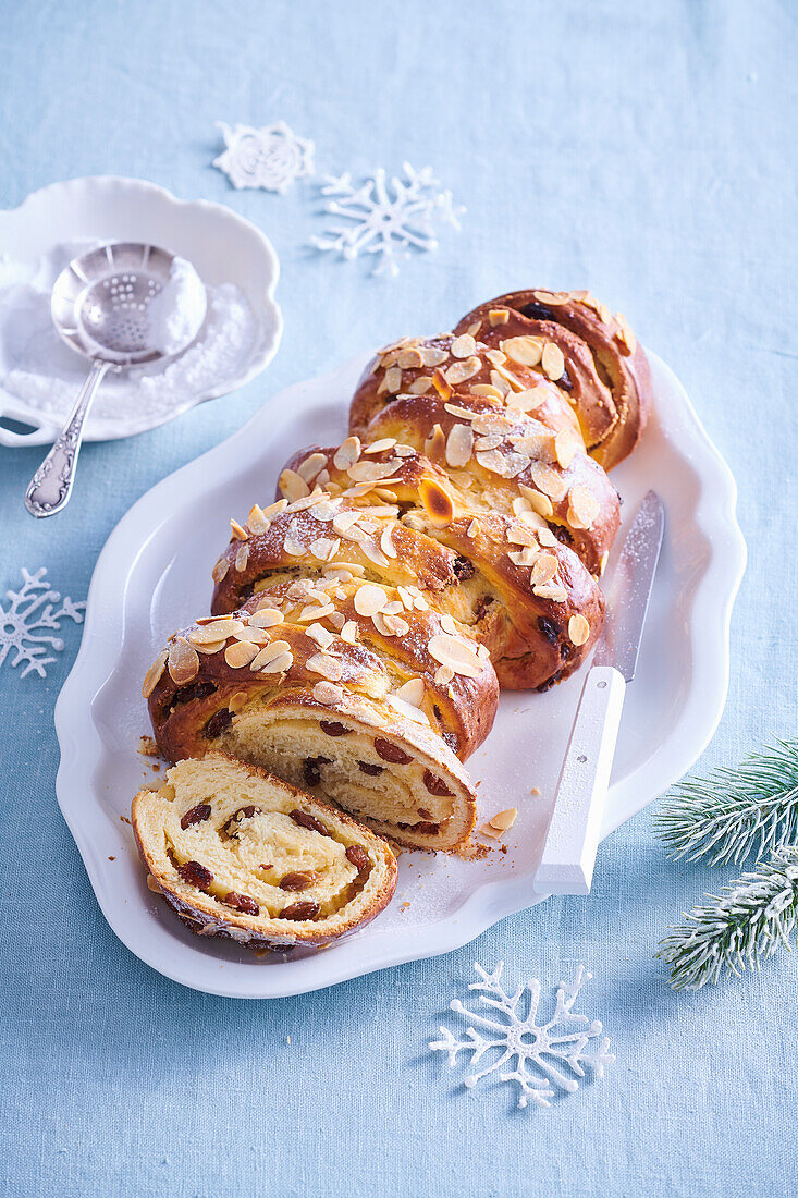 Geflochtener Christstollen mit Rosinen und Mandeln