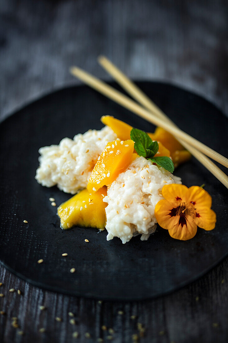 Thailändischer Kokosreis mit Mango und Sesam