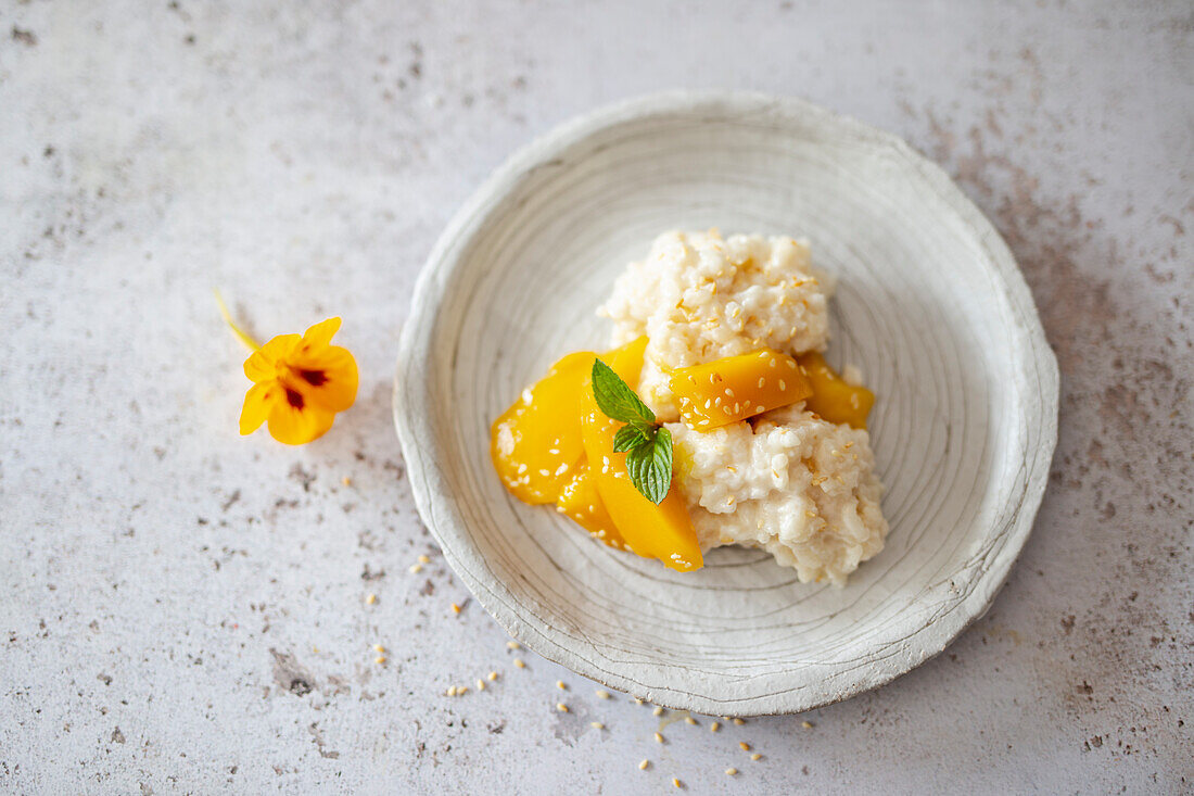 Thailändischer Kokosreis mit Mango und Sesam