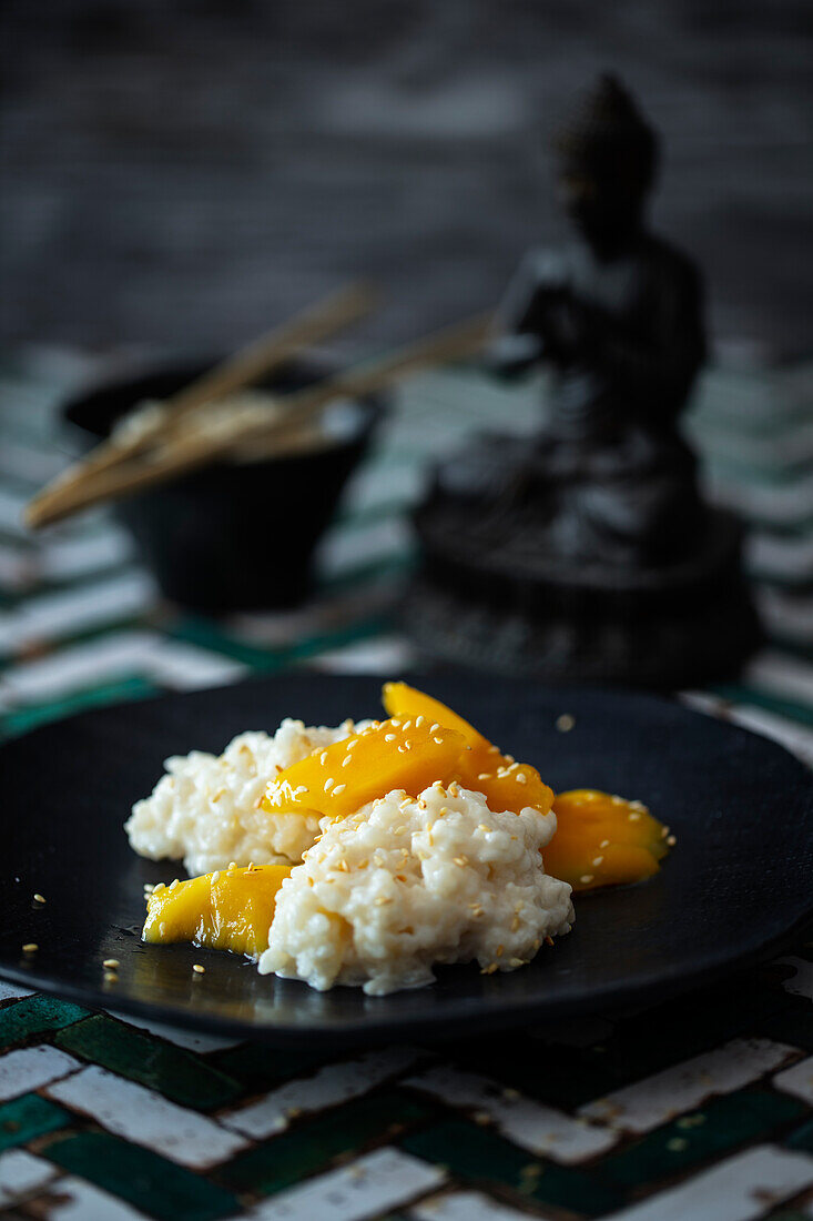 Thailändischer Kokoreis mit Mango und Sesam