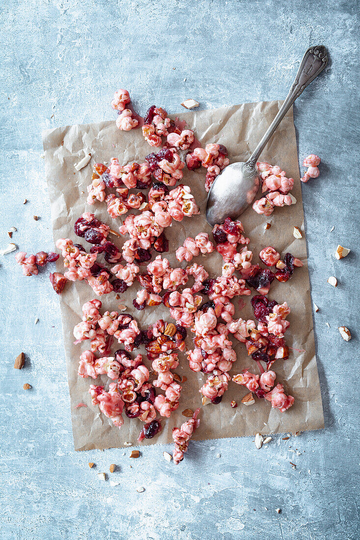 Popcorn with cranberries and almonds (vegan)