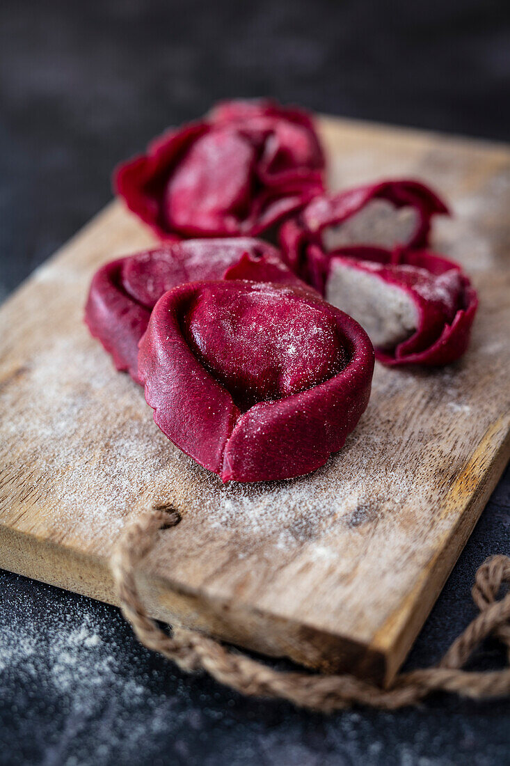 Rote-Bete-Tortellini mit Ziegenkäse-Trüffel-Füllung