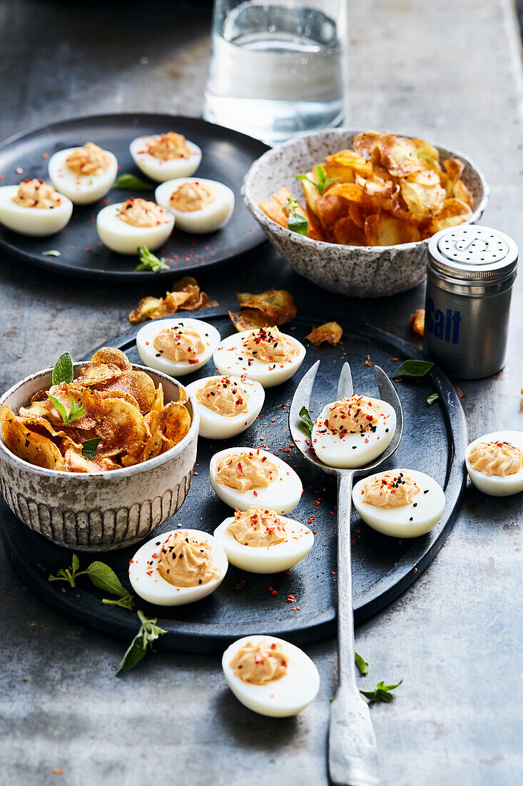 Deviled Eggs mit Kartoffel-Oregano-Chips