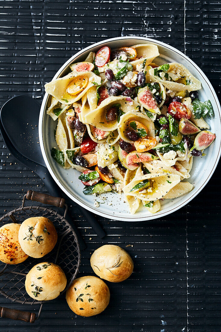 Conchiglioni-Salat mit Feigen, Oliven und Feta-Dressing