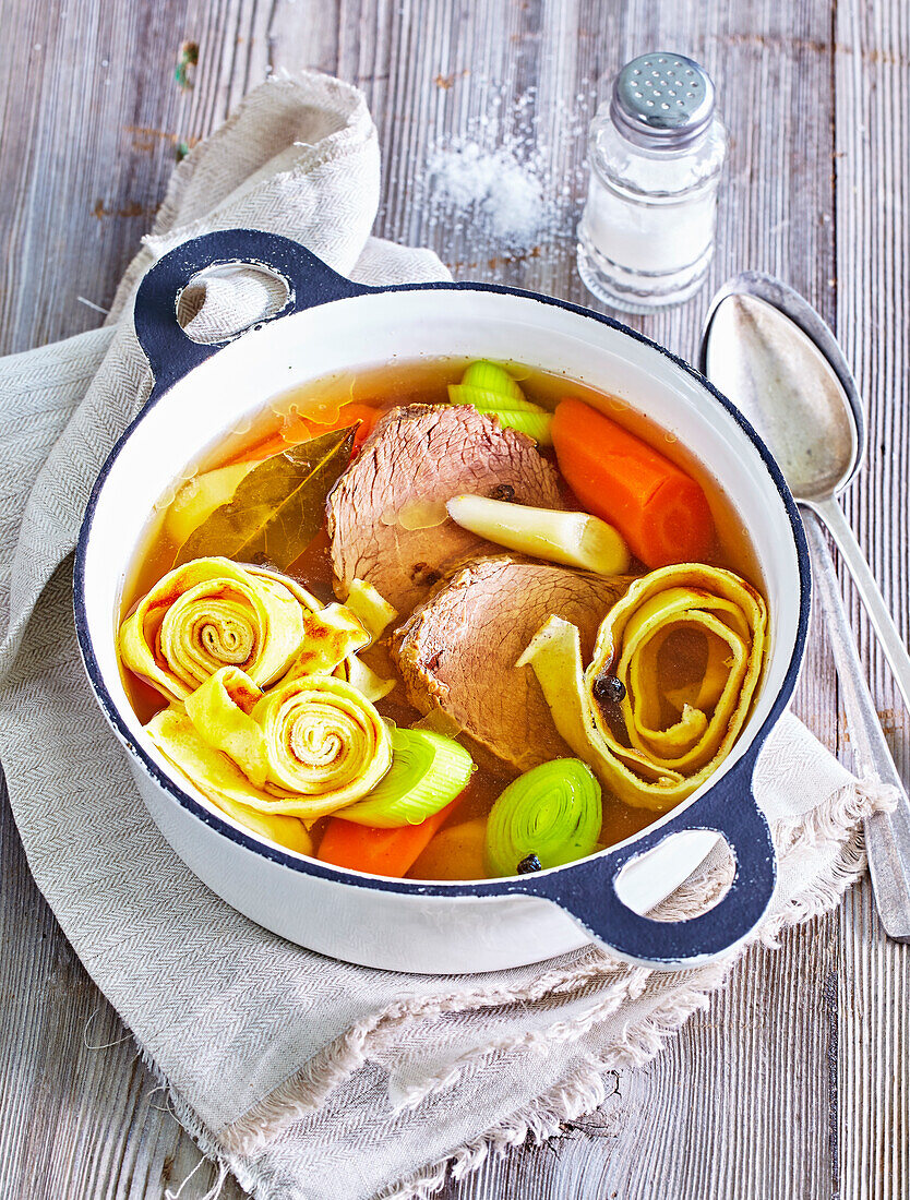 Tafelspitzsuppe mit Pfannkuchenröllchen