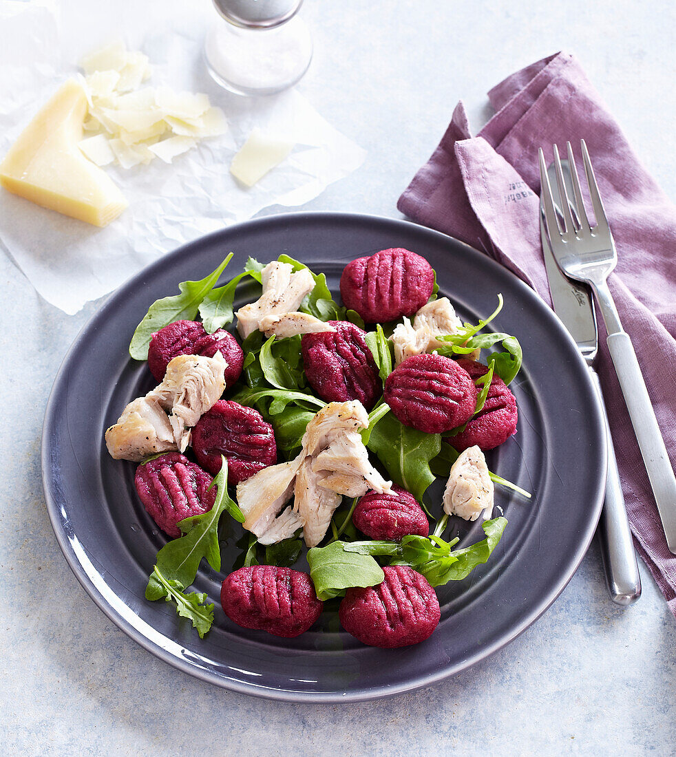 Rote-Bete-Gnocchi mit Putenfleisch und Rucola