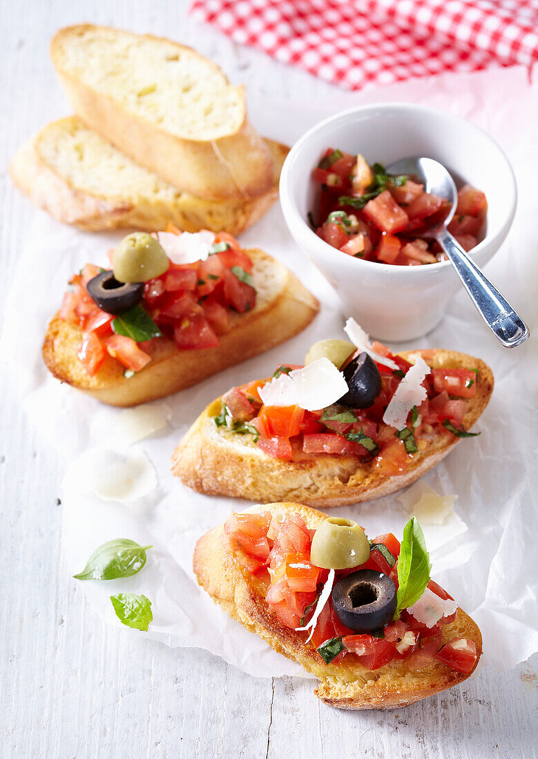 Bruschetta mit Tomaten, Oliven und Basilikum