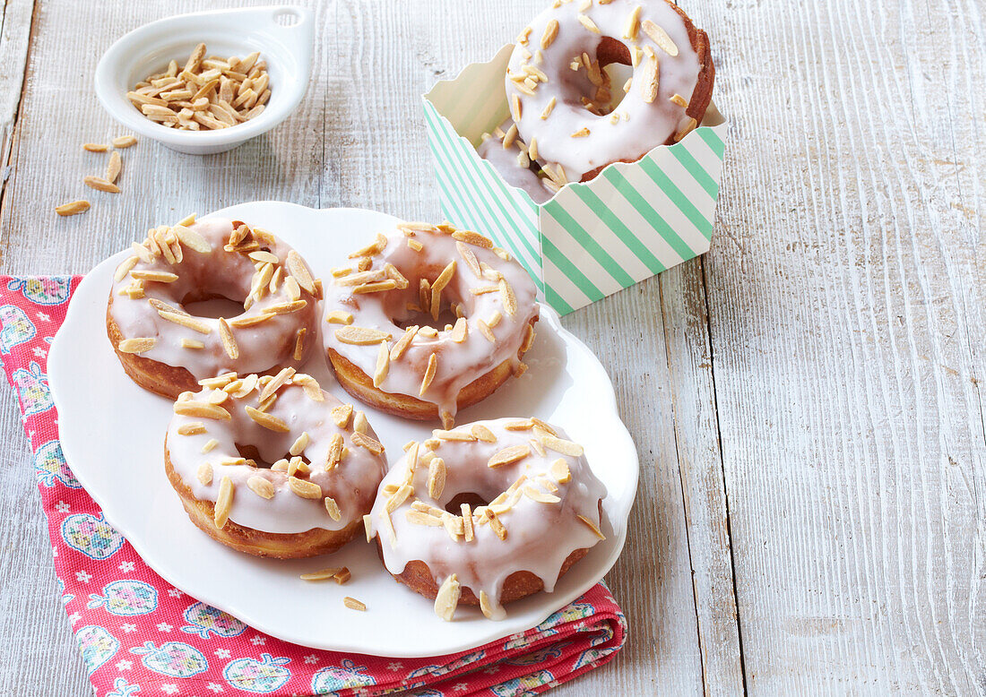 Mandel-Donuts mit Zuckerglasur