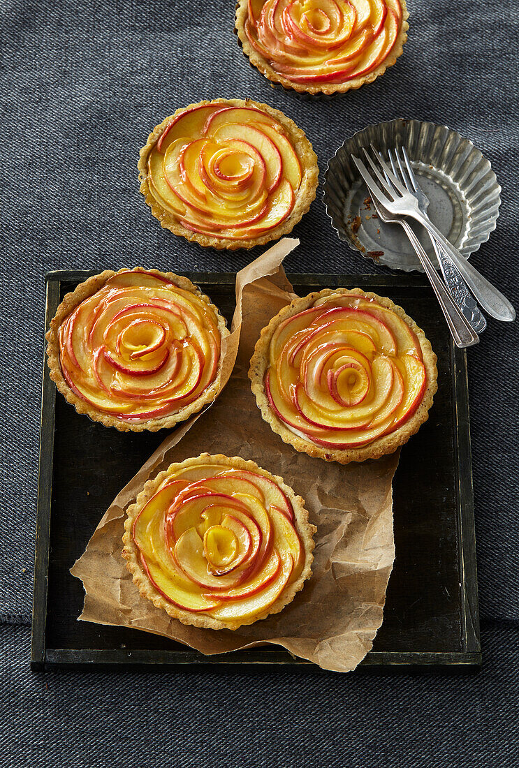 Baked apple roses