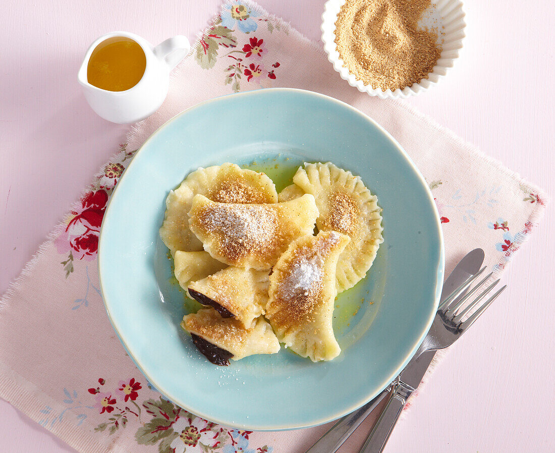 Custard ravioli with damsoncheese