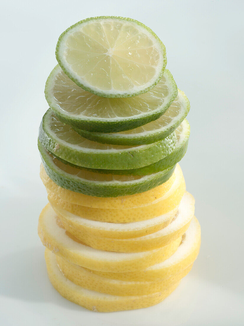 Stapel aus Zitronen- und Limettenscheiben