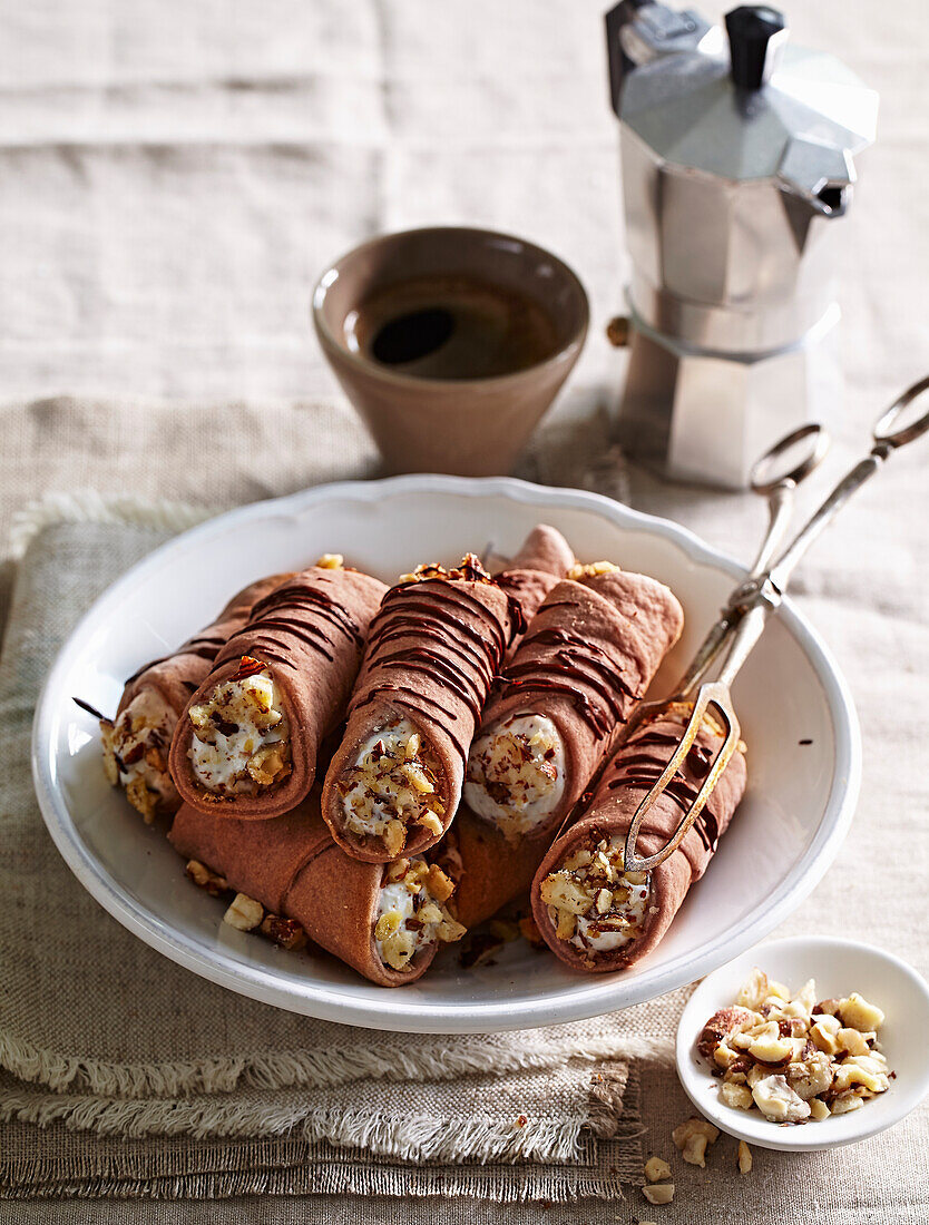 Cannoli mit Straciatella-Creme und Haselnüssen