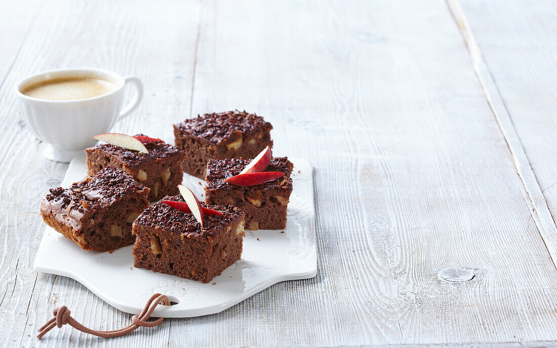 Lebkuchen-Brownies mit Äpfeln