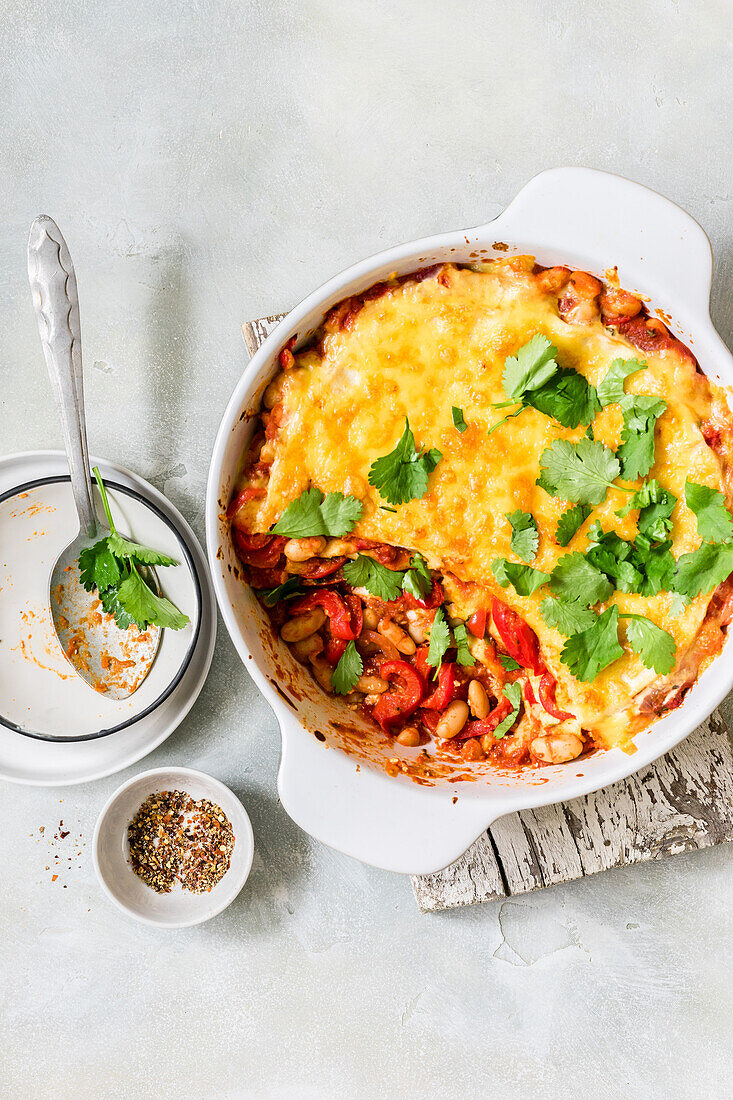 Tortilla-Lasagne nach mexikanischer Art mit Paprika und weißen Bohnen