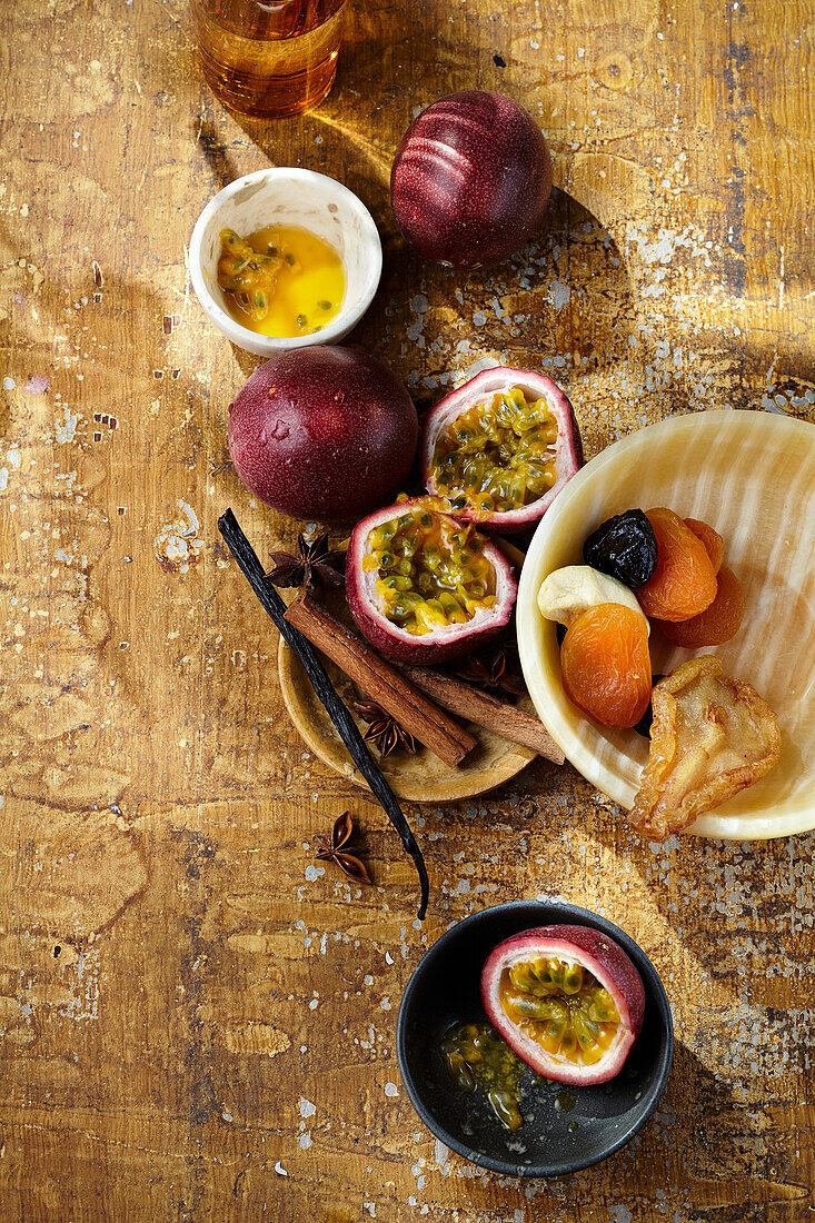 Stillleben mit Passionsfrüchten, Trockenfrüchten und Gewürzen