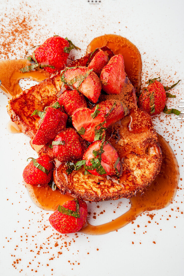 Brioche-French-Toast mit Erdbeeren und Ahornsirup