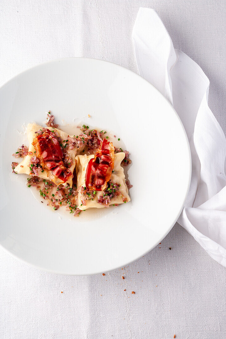 Badische Kalbfleisch-Maultaschen mit Zwiebeln und krossem Speck