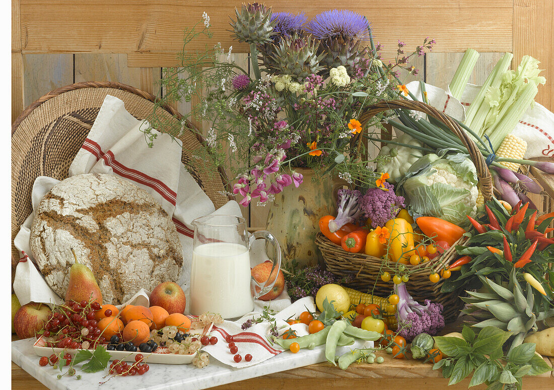 Stillleben mit gesunden Lebensmittel für Vegetarier - Obst, Gemüse, Milch Brot