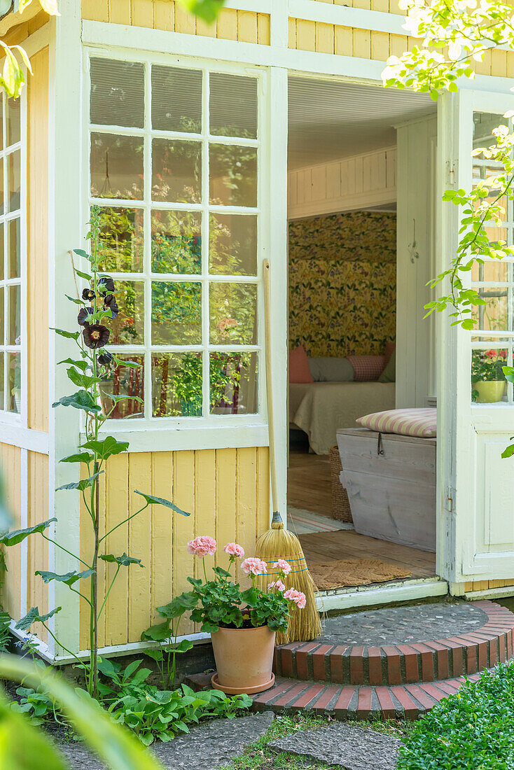 Eingang vom sommerlichen Garten zum Wintergarten im Schwedenstil