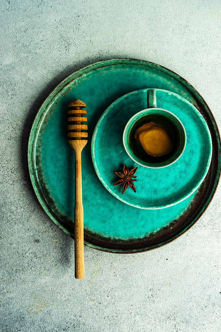 Grüner Tee mit Ingwer, Gewürzen und Honig in türkisfarbener Teetasse