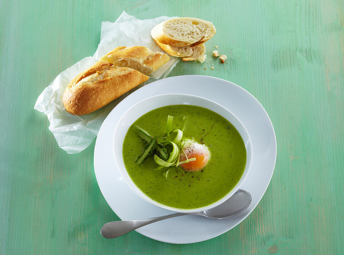 Sämige Spargelsuppe mit pochiertem Ei