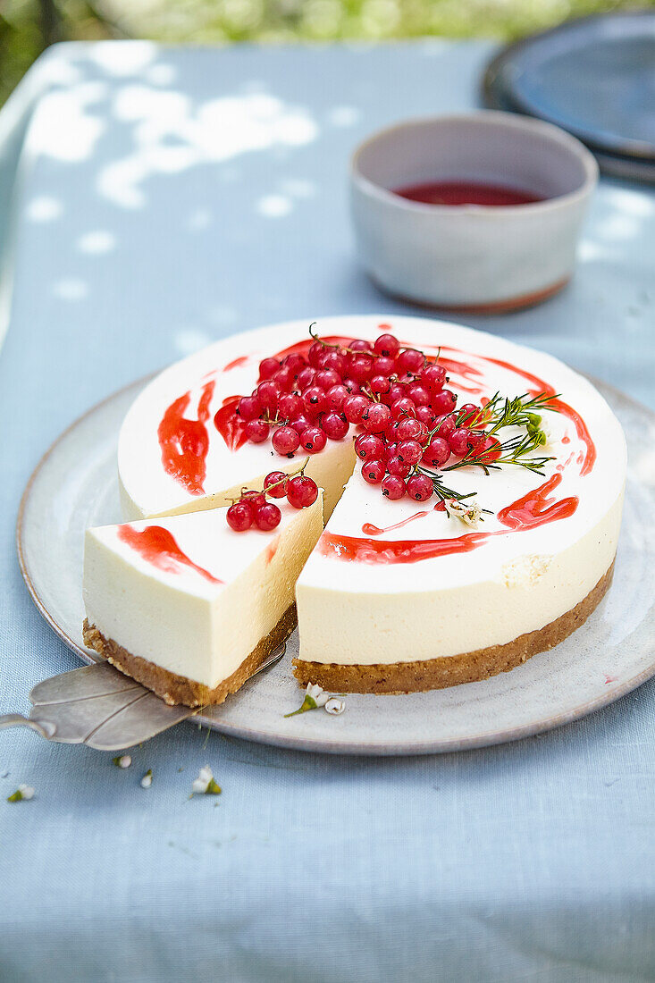 Non-baked cheesecake with red currant sauce