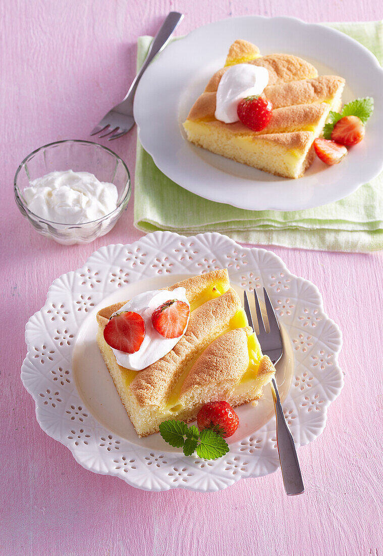 Puddingschnitte mit Sauerrahm und Erdbeeren